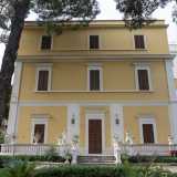 L�edificio ocra e bianco...
